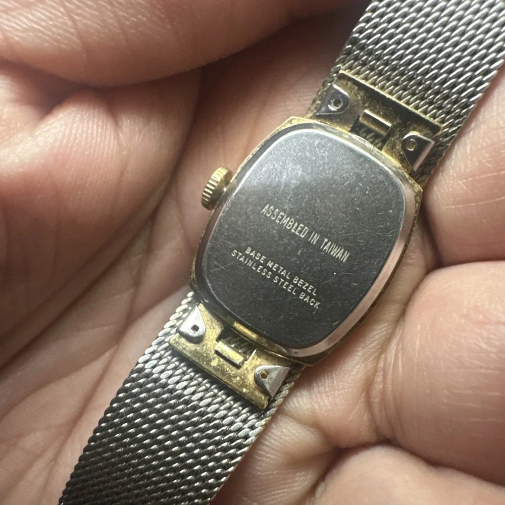 Works Vintage Timex Manual Wind Gold Tone Ladies Watch! Runs Great! 19mm Fit 7in
